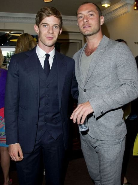 Από καράφλα σε μοϊκάνα -Ο Τζουντ Λο προκαλεί με τα νέα του μαλλιά [εικόνες] | iefimerida.gr 4