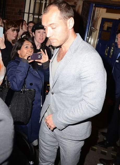 Από καράφλα σε μοϊκάνα -Ο Τζουντ Λο προκαλεί με τα νέα του μαλλιά [εικόνες] | iefimerida.gr 3