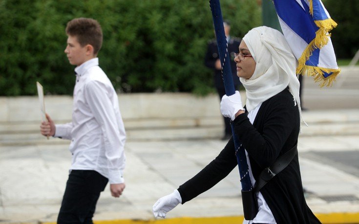 Σημαιοφόρος με μαντίλα στην παρέλαση στο Σύνταγμα! [εικόνες] | iefimerida.gr 2