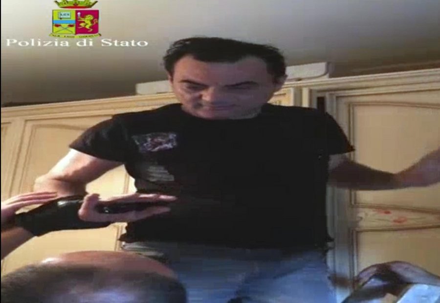 Βρήκαν αρχιμαφιόζο να κρύβεται πάνω σε ντουλάπα -Η απίθανη κρυψώνα του [εικόνες] | iefimerida.gr 2