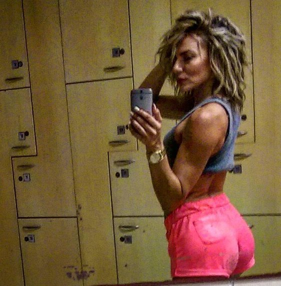 H σέξι δασκάλα που έγινε παρουσιάστρια - Η «Μενεγάκη» της Κρήτης [εικόνες] | iefimerida.gr 10