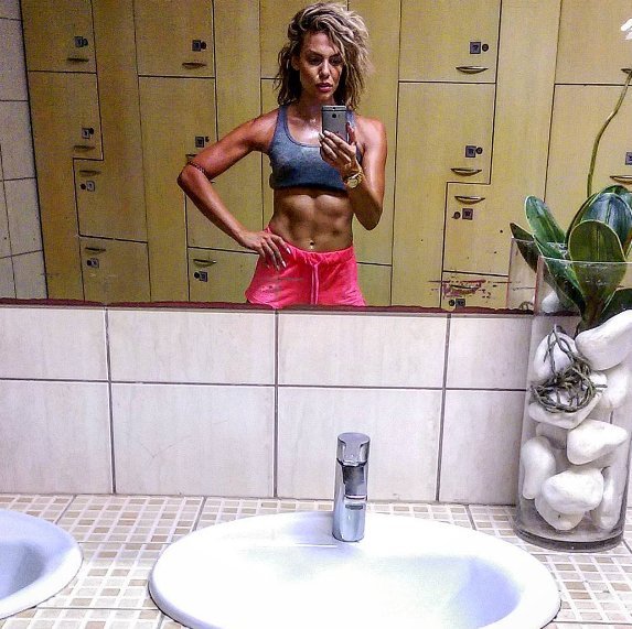 H σέξι δασκάλα που έγινε παρουσιάστρια - Η «Μενεγάκη» της Κρήτης [εικόνες] | iefimerida.gr 13