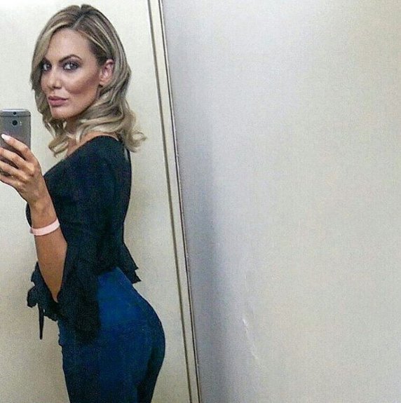 H σέξι δασκάλα που έγινε παρουσιάστρια - Η «Μενεγάκη» της Κρήτης [εικόνες] | iefimerida.gr 24