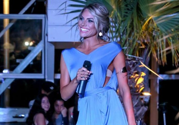 H σέξι δασκάλα που έγινε παρουσιάστρια - Η «Μενεγάκη» της Κρήτης [εικόνες] | iefimerida.gr 25