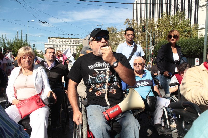 Eφαγαν πόρτα στο Μαξίμου οι παραπληγικοί -Στις 24 Οκτωβρίου θα τους δει ο Τσίπρας -Οργή για τις μειώσεις στις συντάξεις τους | iefimerida.gr 2