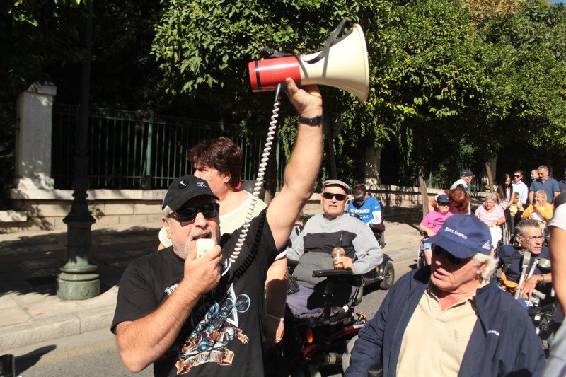 Eφαγαν πόρτα στο Μαξίμου οι παραπληγικοί -Στις 24 Οκτωβρίου θα τους δει ο Τσίπρας -Οργή για τις μειώσεις στις συντάξεις τους | iefimerida.gr 4