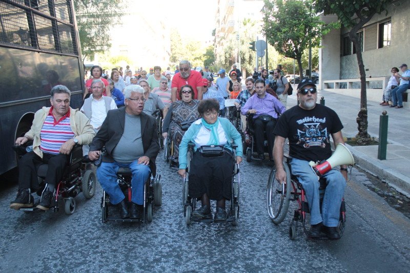 Eφαγαν πόρτα στο Μαξίμου οι παραπληγικοί -Στις 24 Οκτωβρίου θα τους δει ο Τσίπρας -Οργή για τις μειώσεις στις συντάξεις τους | iefimerida.gr 5
