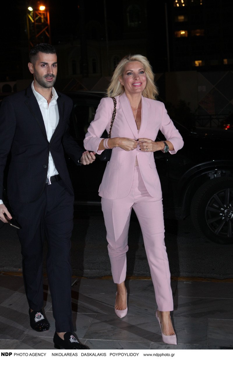 Η Ελένη Μενεγάκη με ένα τεράστιο μονόπετρο στο δάχτυλό της [εικόνες] | iefimerida.gr 3