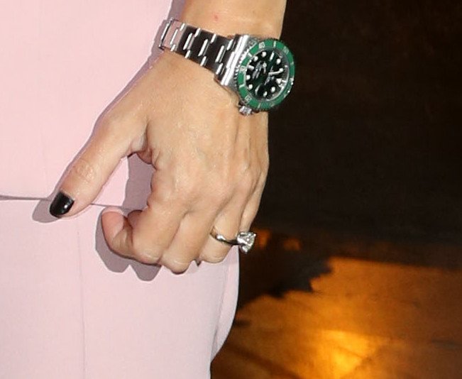 Η Ελένη Μενεγάκη με ένα τεράστιο μονόπετρο στο δάχτυλό της [εικόνες] | iefimerida.gr 1