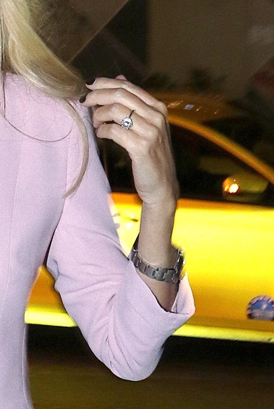 Η Ελένη Μενεγάκη με ένα τεράστιο μονόπετρο στο δάχτυλό της [εικόνες] | iefimerida.gr 2