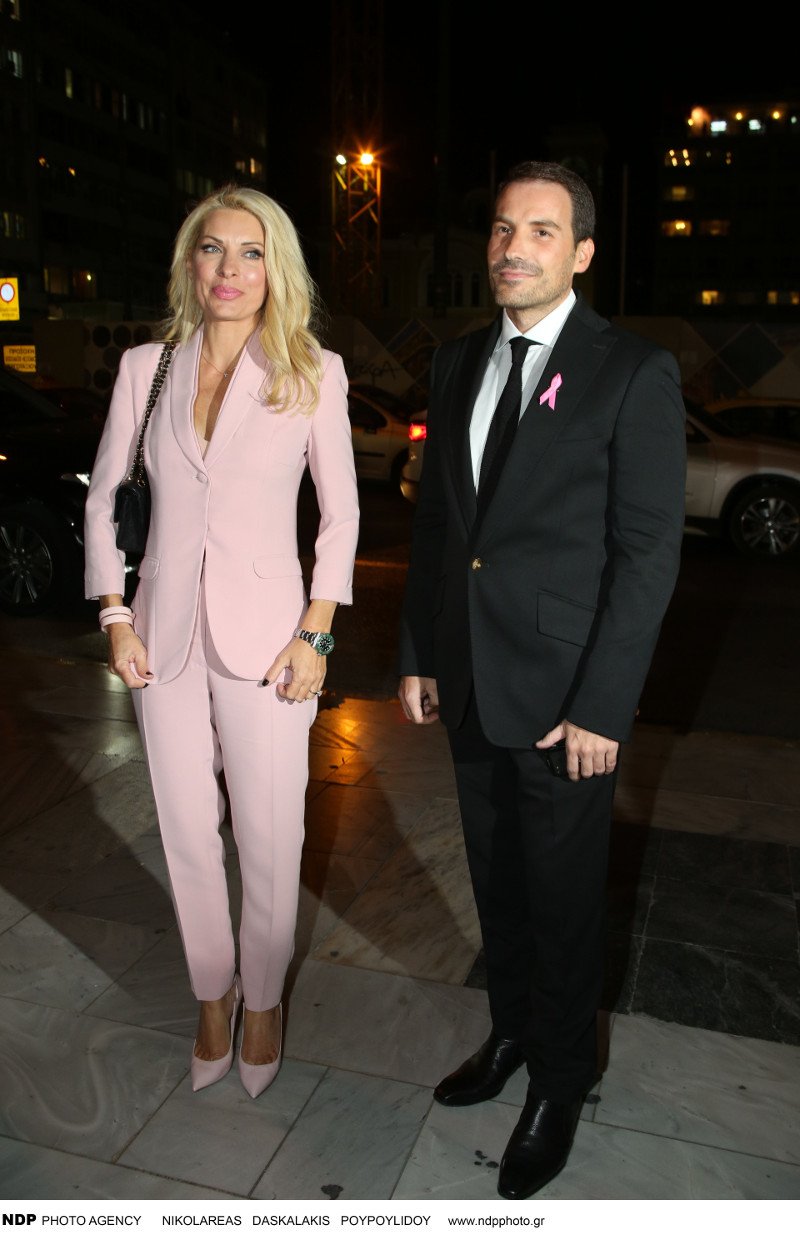 Η Ελένη Μενεγάκη με ένα τεράστιο μονόπετρο στο δάχτυλό της [εικόνες] | iefimerida.gr 4