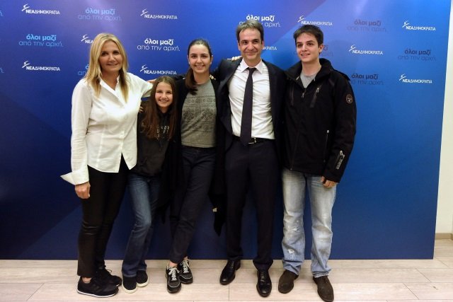 Δείτε τη Μαρέβα Μητσοτάκη να σκουπίζει με ηλεκτρική σκούπα [εικόνες] | iefimerida.gr 2