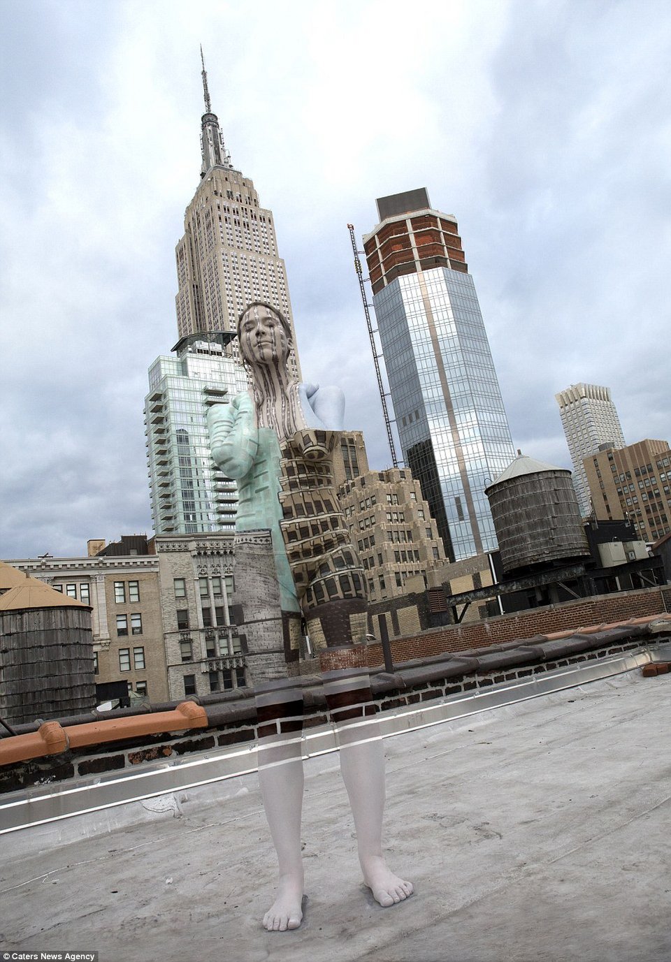 H θεά του καμουφλάζ: Καλλιτέχνις ζωγραφίζει γυμνά μοντέλα στη Νέα Υόρκη [εικόνες & βίντεο] | iefimerida.gr 0