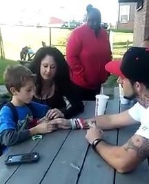 Ραγίζει καρδιές: 8χρονος μαθαίνει on camera ότι πέθανε η μαμά του [βίντεο] | iefimerida.gr 0