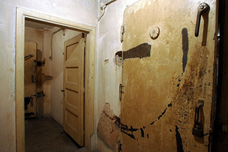Τα υπόγεια της Κομαντατούρ στην Κοραή: Τα κελιά, τα βασανιστήρια και τα μηνύματα των κρατούμενων [εικόνες] | iefimerida.gr 2