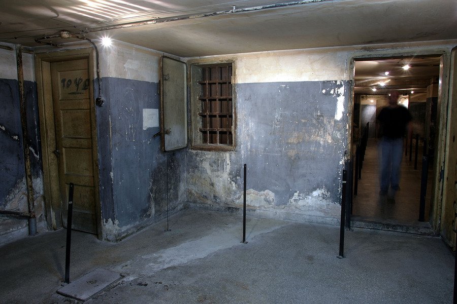 Τα υπόγεια της Κομαντατούρ στην Κοραή: Τα κελιά, τα βασανιστήρια και τα μηνύματα των κρατούμενων [εικόνες] | iefimerida.gr 0