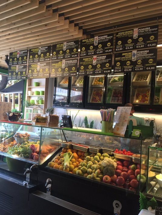 Αδωνις και Ευγενία πίνουν χυμούς στο μαγαζί που άνοιξε ο δημοσιογράφος Αντώνης Φουρλής [εικόνες] | iefimerida.gr 1