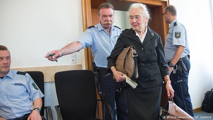 Οι αμετανόητοι αρνητές του Ολοκαυτώματος -Εβδομήντα χρόνια μετά [εικόνες] | iefimerida.gr 0