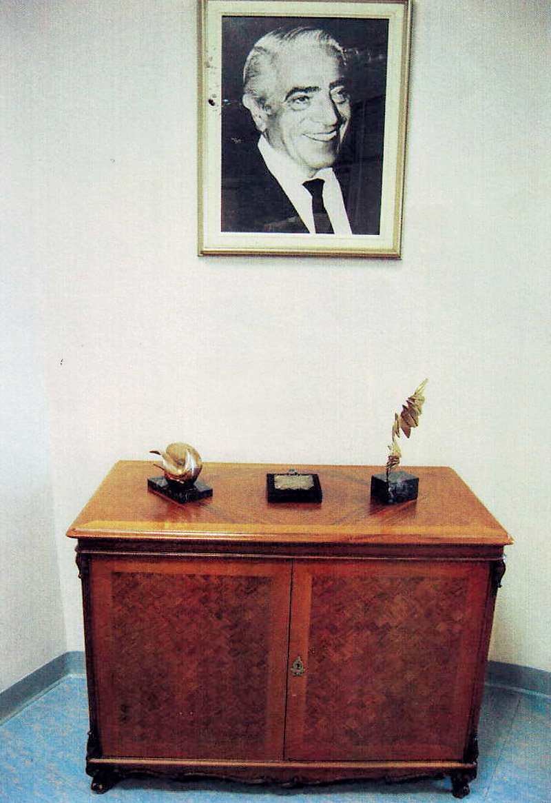 Στο σφυρί η Mercedes και χλιδάτα έπιπλα του Αλέξανδρου Ωνάση [εικόνες] | iefimerida.gr 3