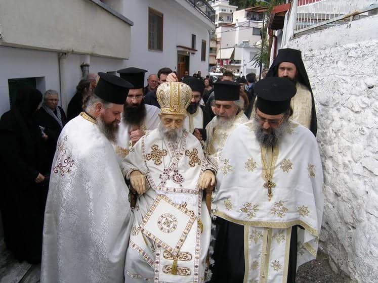 Απίστευτο: Περιέφεραν καθιστό στο θρόνο του, νεκρό Μητροπολίτη στη Λαμία [εικόνες] | iefimerida.gr 0