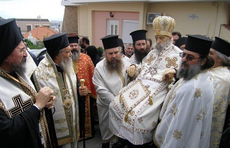 Απίστευτο: Περιέφεραν καθιστό στο θρόνο του, νεκρό Μητροπολίτη στη Λαμία [εικόνες] | iefimerida.gr 1