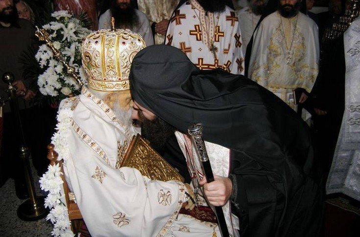 Απίστευτο: Περιέφεραν καθιστό στο θρόνο του, νεκρό Μητροπολίτη στη Λαμία [εικόνες] | iefimerida.gr 3