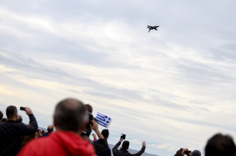 F-16, άρματα μάχης, ΟΥΚ και αλεξιπτωτιστές -Οι καλύτερες στιγμές της στρατιωτικής παρέλασης [εικόνες & βίντεο] | iefimerida.gr 9