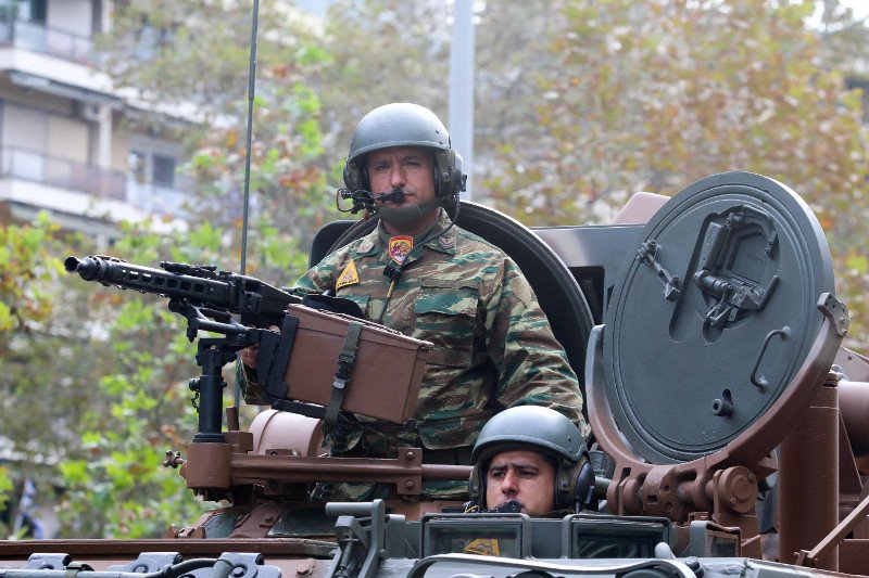 F-16, άρματα μάχης, ΟΥΚ και αλεξιπτωτιστές -Οι καλύτερες στιγμές της στρατιωτικής παρέλασης [εικόνες & βίντεο] | iefimerida.gr 14