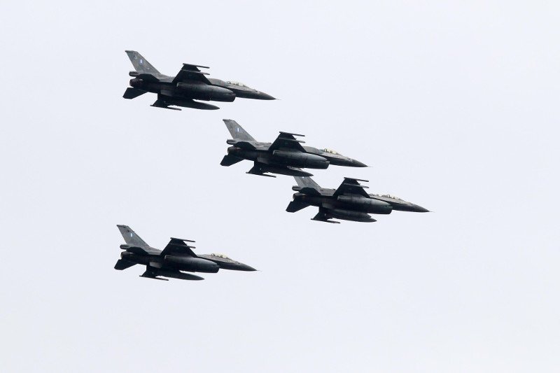 F-16, άρματα μάχης, ΟΥΚ και αλεξιπτωτιστές -Οι καλύτερες στιγμές της στρατιωτικής παρέλασης [εικόνες & βίντεο] | iefimerida.gr 10