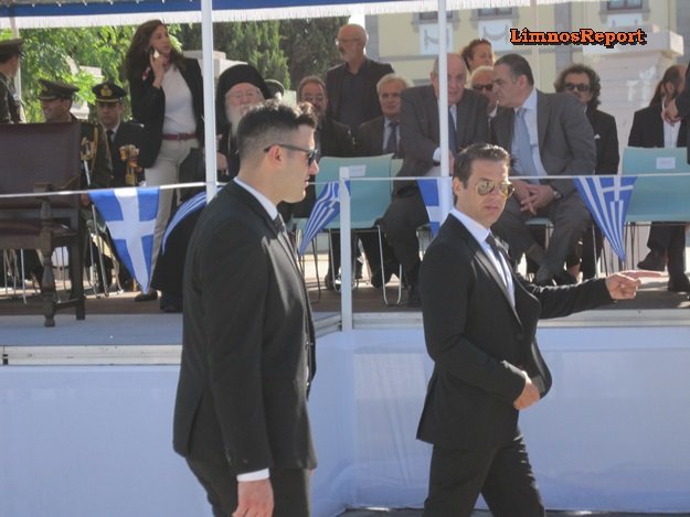 Οι εντυπωσιακοί σωματοφύλακες του Παυλόπουλου έκλεψαν τις εντυπώσεις στη Λήμνο [εικόνες] | iefimerida.gr 1