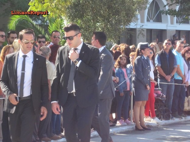 Οι εντυπωσιακοί σωματοφύλακες του Παυλόπουλου έκλεψαν τις εντυπώσεις στη Λήμνο [εικόνες] | iefimerida.gr 2