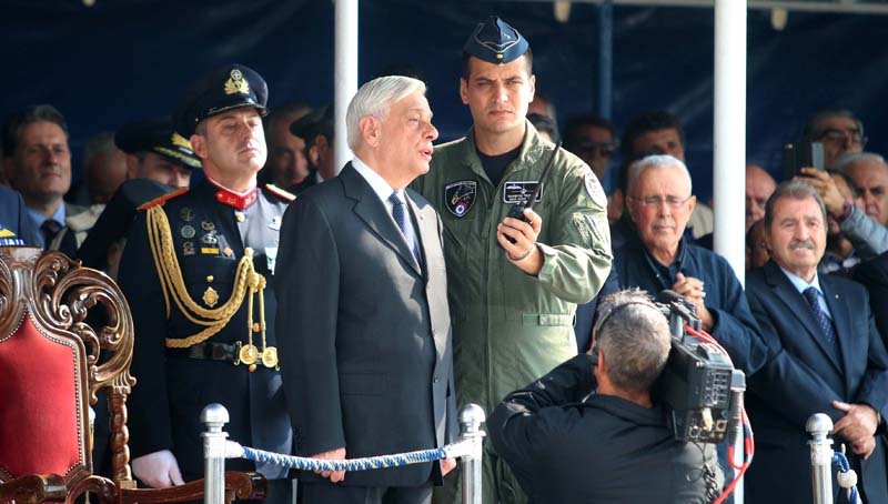 Οι θεαματικοί ελιγμοί του F-16 -«Να κρατήσουμε την Ελλάδα μας ψηλά»: Το συγκινητικό μήνυμα του πιλότου [βίντεο] | iefimerida.gr 0