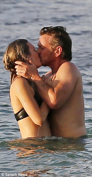 Αυτή η 24χρονη είναι το νέο αμόρε του Σον Πεν -Πιο μικρή και από την κόρη του [εικόνες] | iefimerida.gr 0