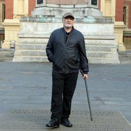 Επιστρέφει στο τραγούδι ο Φιλ Κόλινς -Με μπαστούνι, χωρίς ντραμς [εικόνα & βίντεο]  | iefimerida.gr 0