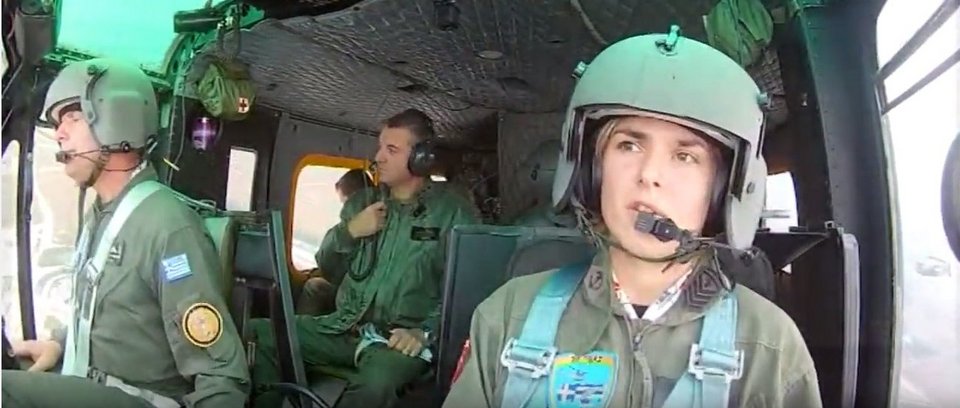 Οι θεαματικοί ελιγμοί του F-16 -«Να κρατήσουμε την Ελλάδα μας ψηλά»: Το συγκινητικό μήνυμα του πιλότου [βίντεο] | iefimerida.gr 4