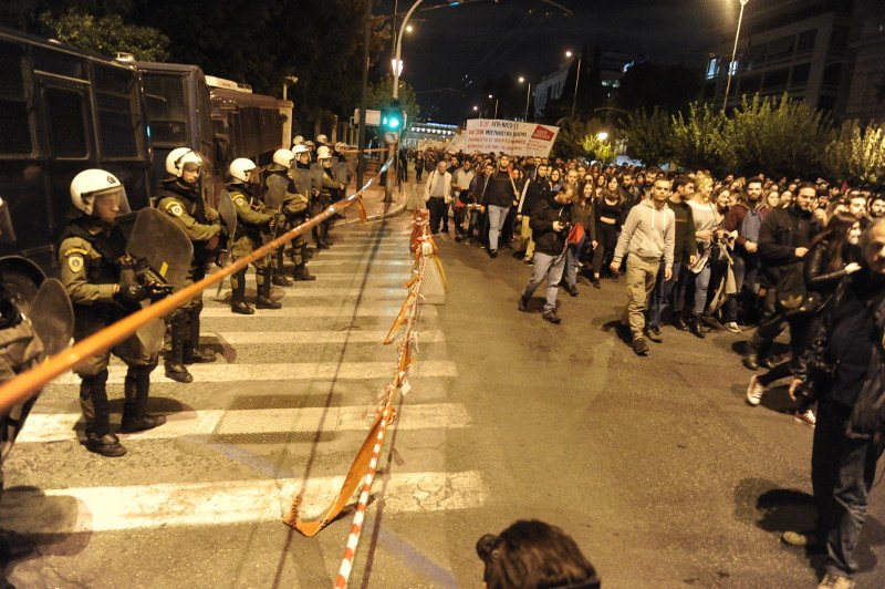 Με αντιπολεμικά συνθήματα ολοκληρώθηκε η πορεία αλληλεγγύης για τους πρόσφυγες [εικόνες] | iefimerida.gr 2