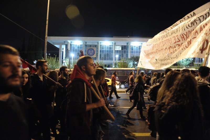 Με αντιπολεμικά συνθήματα ολοκληρώθηκε η πορεία αλληλεγγύης για τους πρόσφυγες [εικόνες] | iefimerida.gr 3