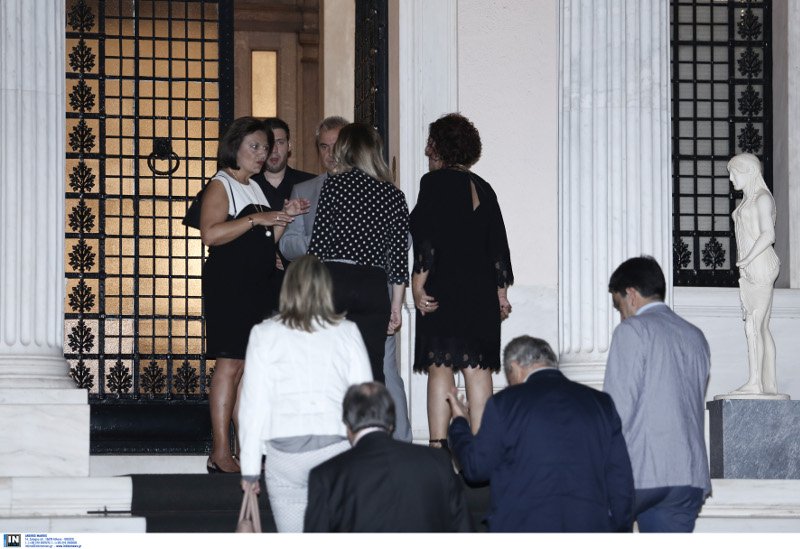 Μαξίμου: Πηγαδάκια, τραγούδι και μασάζ στους βουλευτές -Τι έγινε στο ποτό Τσίπρα | iefimerida.gr 1