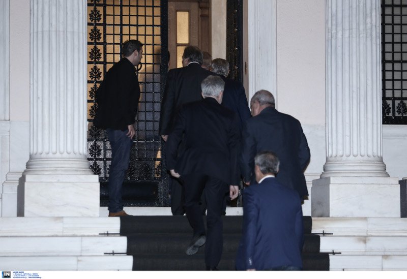 Μαξίμου: Πηγαδάκια, τραγούδι και μασάζ στους βουλευτές -Τι έγινε στο ποτό Τσίπρα | iefimerida.gr 0