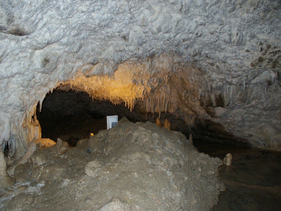 Το μεγαλειώδες σπήλαιο της Ανεμότρυπας στα Τζουμέρκα -Το διασχίζει ποτάμι [εικόνες]  | iefimerida.gr 0