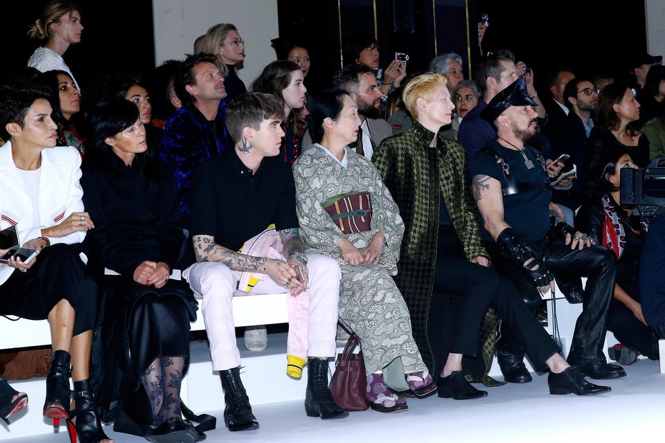 Ποιες κάθονται πάντα μπροστά στα ντεφιλέ του Παρισιού [εικόνες] | iefimerida.gr 0