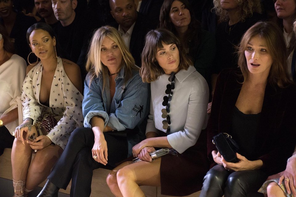 Ποιες κάθονται πάντα μπροστά στα ντεφιλέ του Παρισιού [εικόνες] | iefimerida.gr 4