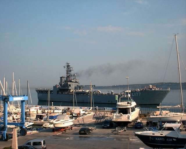 Πολεμικά πλοία στο λιμάνι της Θεσσαλονίκης -Καταπλέουν τα αρματαγωγά «Ρόδος», «Λέσβος» και η πυραυλάκατος «Κρυσταλλίδης» [εικόνες] | iefimerida.gr 1