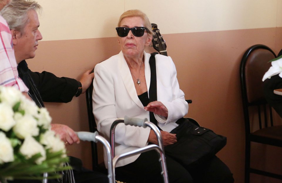 Το τελευταίο αντίο στην ηθοποιό Σοφία Ρούμπου -Συντετριμμένη η κόρη της [εικόνες] | iefimerida.gr 10
