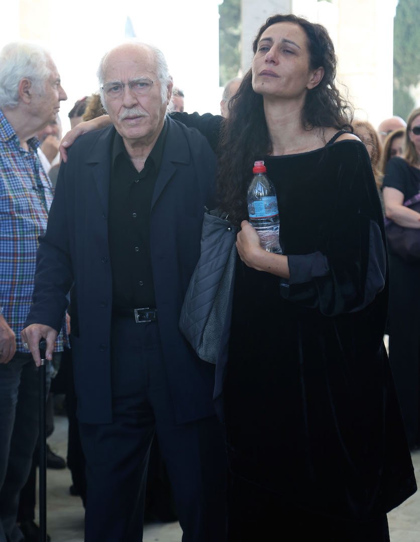 Το τελευταίο αντίο στην ηθοποιό Σοφία Ρούμπου -Συντετριμμένη η κόρη της [εικόνες] | iefimerida.gr 6