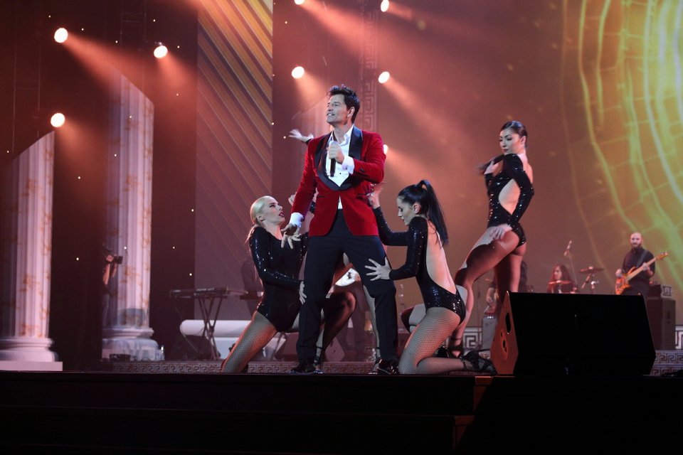 Ο Σάκης Ρουβάς μάγεψε τη Μόσχα -Χόρεψε συρτάκι στο Κρεμλίνο [εικόνες & βίντεο] | iefimerida.gr 1