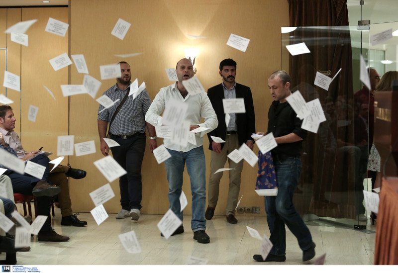 «Ντου» με... κοστούμια από τον Ρουβίκωνα σε ομιλία Τσακαλώτου- Σταθάκη [εικόνες] | iefimerida.gr 0