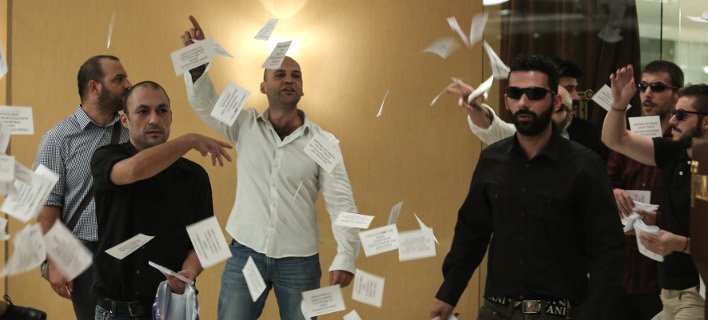 «Ντου» με... κοστούμια από τον Ρουβίκωνα σε ομιλία Τσακαλώτου- Σταθάκη [εικόνες] | iefimerida.gr 1