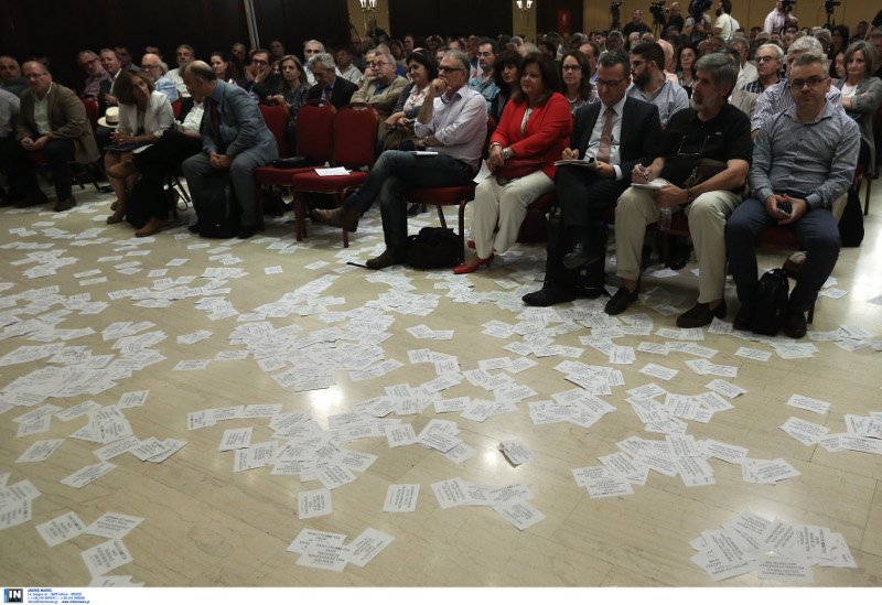 «Ντου» με... κοστούμια από τον Ρουβίκωνα σε ομιλία Τσακαλώτου- Σταθάκη [εικόνες] | iefimerida.gr 2