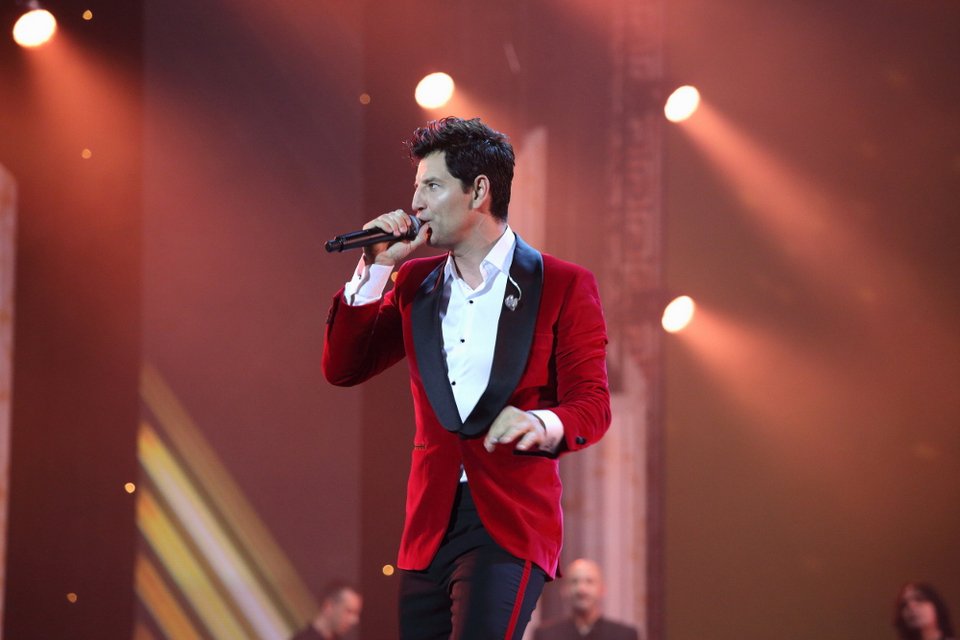 Ο Σάκης Ρουβάς μάγεψε τη Μόσχα -Χόρεψε συρτάκι στο Κρεμλίνο [εικόνες & βίντεο] | iefimerida.gr 0